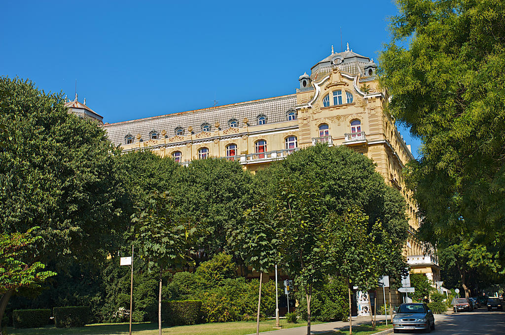 Riviera 2*